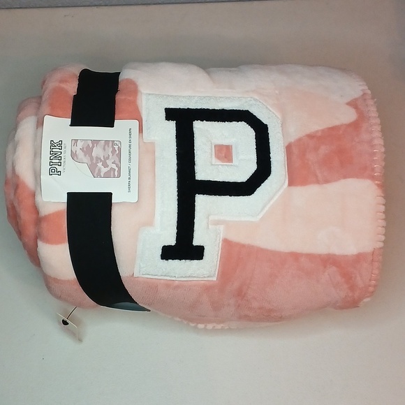Victoria’s Secret Blanket VS Pink Camo Sherpa Blanket VS PINK Blanket 🆕️ Rare! - Picture 12 of 14